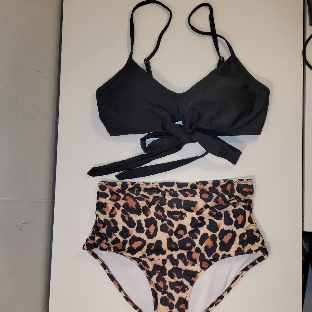 LEOPARD PRINT BIKINI SIZE SMALL NWOT BRAND UNKOWN
